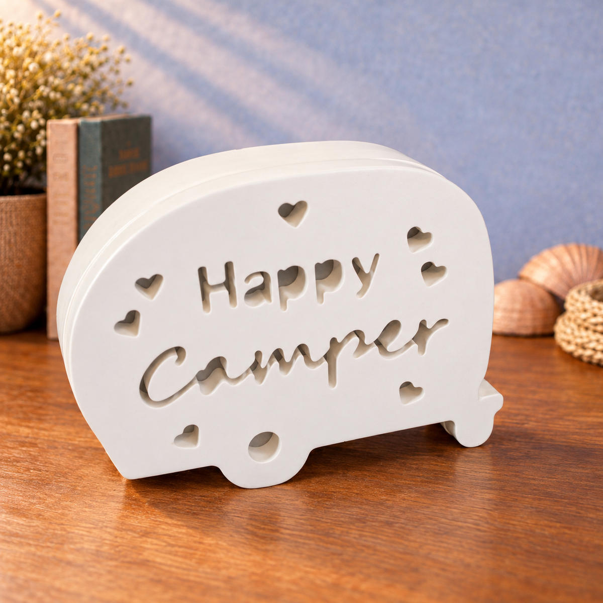 Keramik-Wohnwagen „Großes Glück“ – Motiv „Happy Camper“ bei Tageslicht