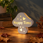 Glückliche Keramik-Pilze – Motiv „Happy Time“ beleuchtet bei Nacht