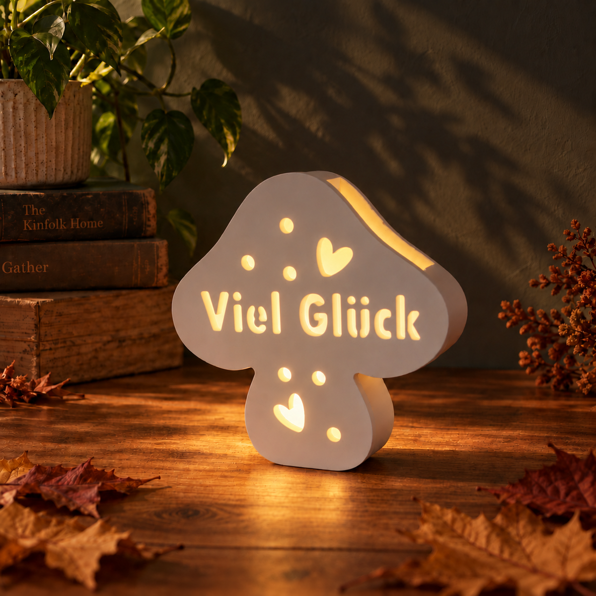 Glückliche Keramik-Pilze – Motiv „Viel Glück“ beleuchtet bei Nacht