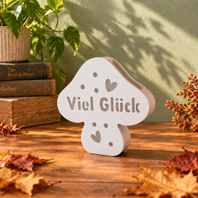 Glückliche Keramik-Pilze – Motiv „Viel Glück“ bei Tageslicht