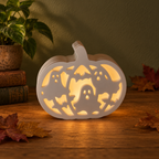 Halloween-Kürbisse aus Keramik – Motiv „Gespenst“ beleuchtet bei Nacht