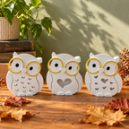 Drei Eulen aus Gießkeramik in herbstlicher Kulisse bei Tag